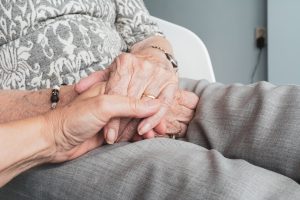 Eine Hand von einer alten Dame wird gehalten